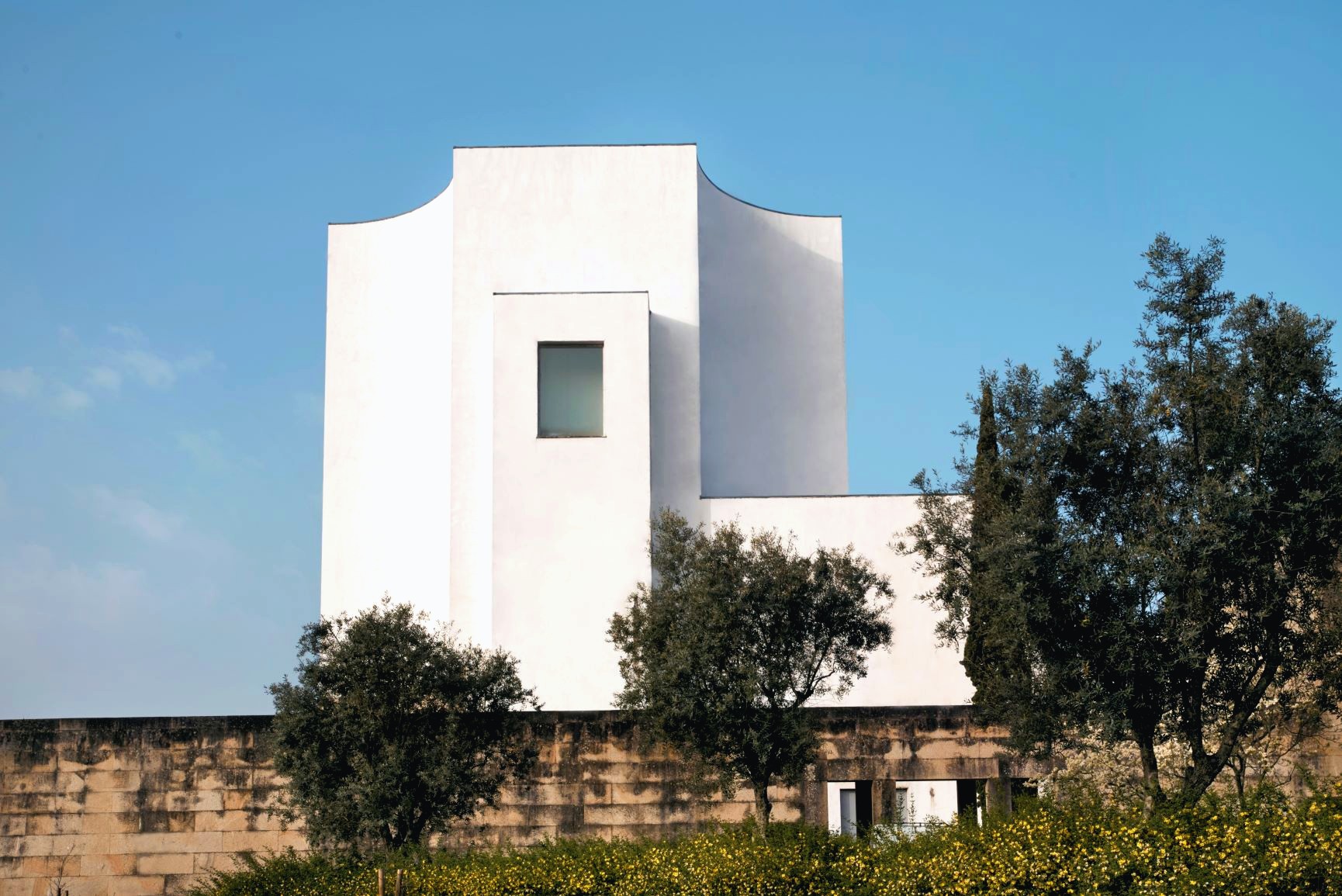 Igreja de Santa Maria, Marco de Canaveses — Álvaro Siza — modern white church architecture